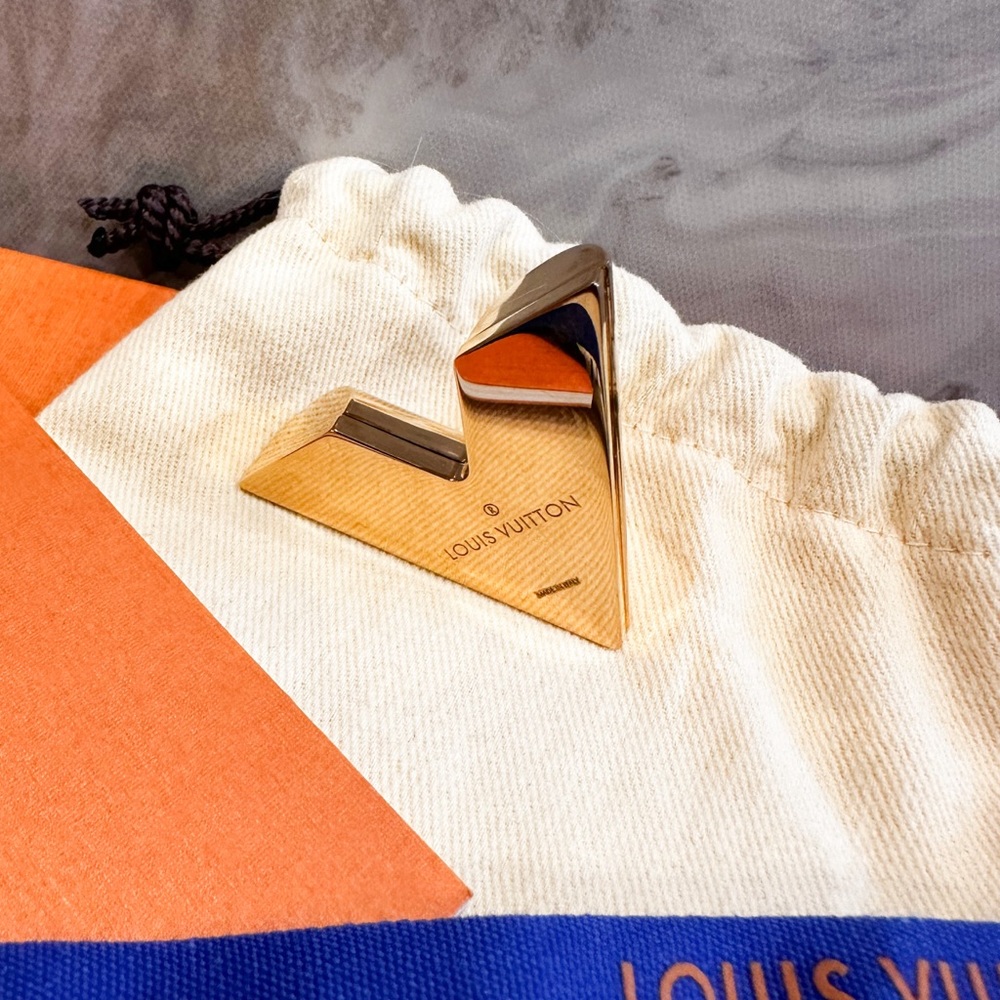 Louis Vuitton Gold Essential V Magnetic Brooch - Picture 4 of 8